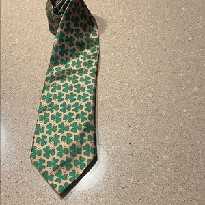 Green and Gold Clover Pattern Tie